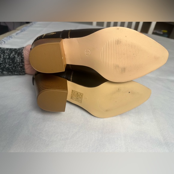 SHEIN Black and Gold Embroidered Ankle Boots size 6 - Picture 6 of 7